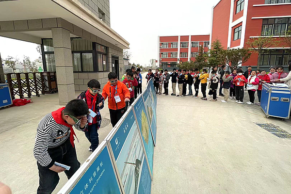 科普大篷车进校园9.jpg